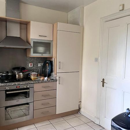 Private Room In Charming Detached House In Newington EDI Exterior photo